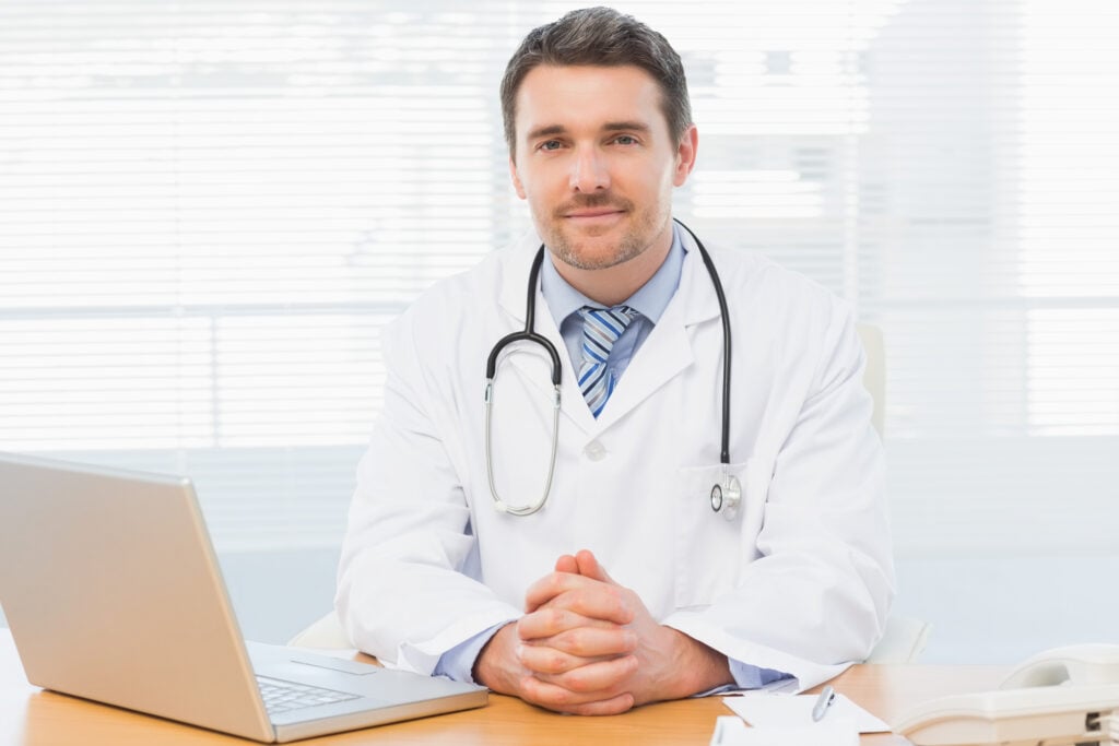 medico durante una visita medica da remoto